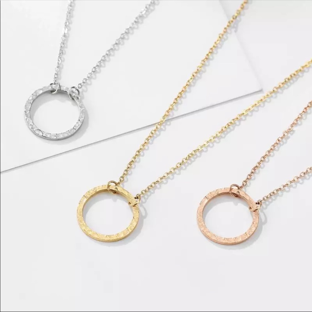 • Finley • Minimalist Circle Necklace - Picture 1 of 3